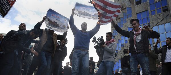 Palestinian protesters chant angry slogans as one burns a representation of the American flag, during a protest against the U.S. decision to recognize Jerusalem as Israel's capital, in Gaza City Thursday, Dec. 7, 2017 Palestinian protesters chant angry slogans as one burns a representation of the American flag, during a protest against the U.S. decision to recognize Jerusalem as Israel's capital, in Gaza City Thursday, Dec. 7, 2017 - Sputnik Brasil