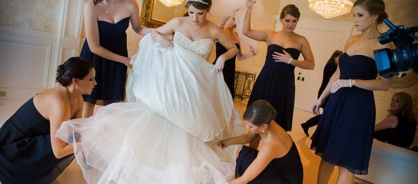 Noiva com damas de honra - Sputnik Brasil