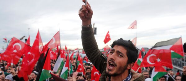 Manifestantes com bandeiras turcas e palestinas protestando contra o reconhecimento de Jerusalém como capital de Israel, em Istanbul, Turquia, 10 de dezembro de 2017 - Sputnik Brasil
