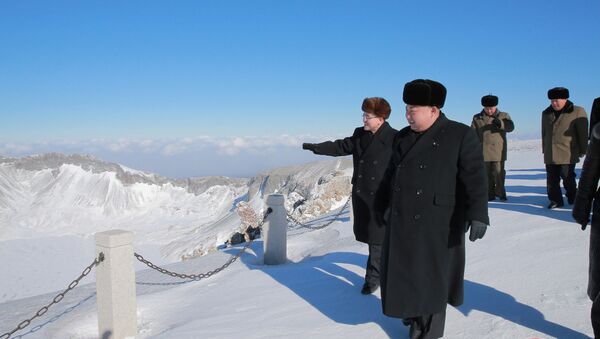 Kim Jong-un visita o topo da montanha sagrada Paektu - Sputnik Brasil