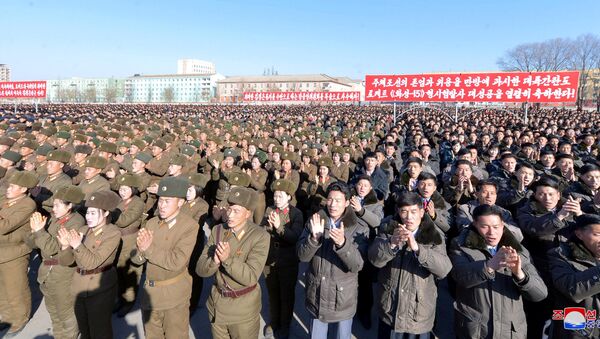 Manifestação celebrando o lançamento do míssil Hwasong-15 - Sputnik Brasil