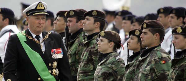 Rei Harald da Noruega passa revista às tropas portuguesas em 27 de maio de 2008 - Sputnik Brasil