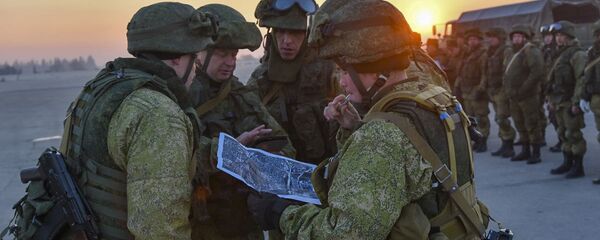 Engenheiros militares russos ajudam a neutralizar minas em áreas orientais da cidade síria de Aleppo (foto de arquivo) Engenheiros militares russos ajudam a neutralizar minas em áreas orientais da cidade síria de Aleppo (foto de arquivo) - Sputnik Brasil