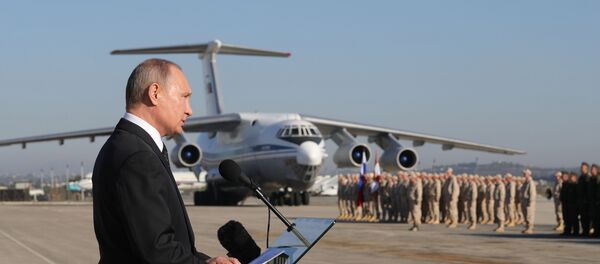 Presidente russo, Vladimir Putin, discursando para as tropas russas na base aérea de Hmeymim, Síria, 11 de dezembro de 2017 - Sputnik Brasil