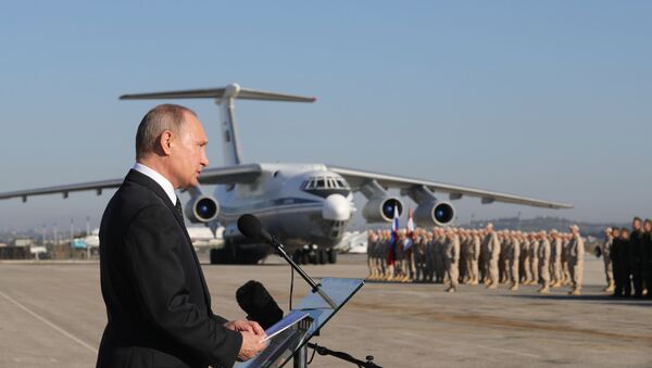 Presidente russo, Vladimir Putin, discursando para as tropas russas na base aérea de Hmeymim, Síria, 11 de dezembro de 2017 - Sputnik Brasil