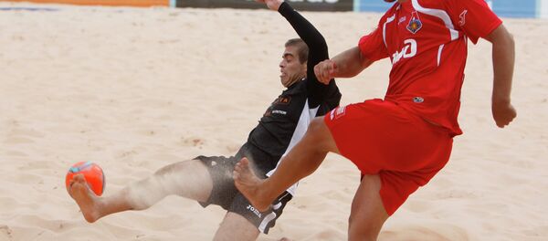 Jogador do Lokomotiv, Deyan Stankovich, disputa a bola com jogador do Cristal, durante a final do Campeonato da Rússia, agosto de 2012 (Arquivo) - Sputnik Brasil
