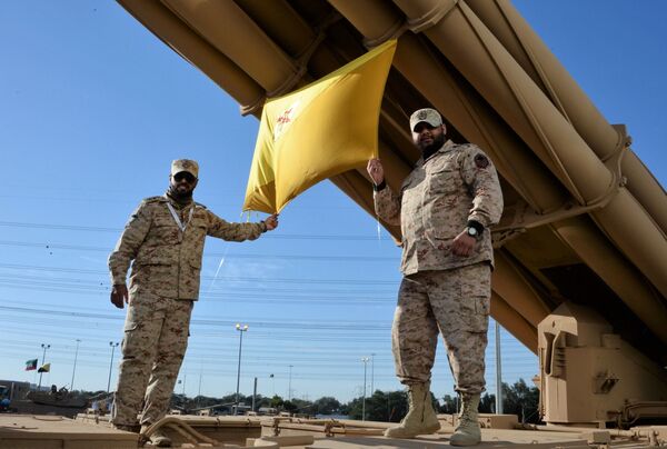 Soldados das Forças Armadas do Kuwait perto do lança-foguetes russo Smerch durante a exposição internacional de armamentos Gulf Defence & Aerospace 2017 na cidade de Kuwait - Sputnik Brasil