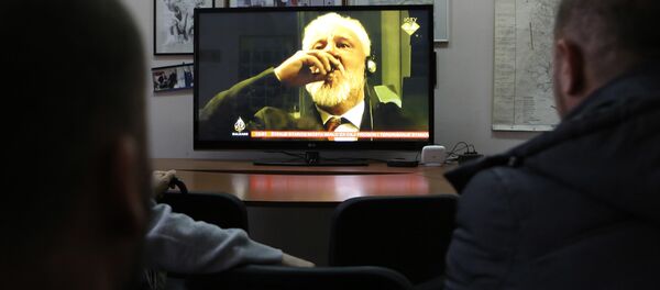 Slobodan Praljak, general croata da Bósnia e Herzegovina, sentenciado pelo Tribunal Penal Internacional a 20 anos de prisão, toma veneno em plena sala do tribunal após ouvir a sentença - Sputnik Brasil