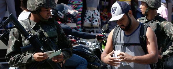 Exército faz operação na favela Nova Holanda, no Complexo da Maré, zona norte do Rio de Janeiro. - Sputnik Brasil