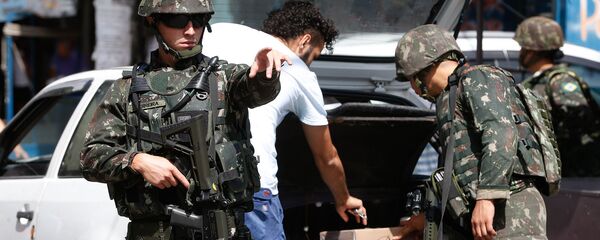 Exército faz operação na favela Nova Holanda, no Complexo da Maré, zona norte do Rio de Janeiro. - Sputnik Brasil