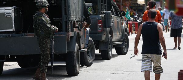 Exército faz operação na favela Nova Holanda, no Complexo da Maré, zona norte do Rio de Janeiro Exército faz operação na favela Nova Holanda, no Complexo da Maré, zona norte do Rio de Janeiro - Sputnik Brasil
