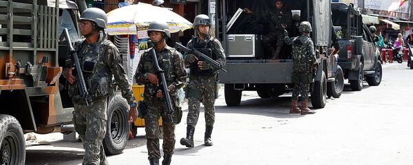 Exército faz operação na favela Nova Holanda, no Complexo da Maré, zona norte do Rio de Janeiro - Sputnik Brasil