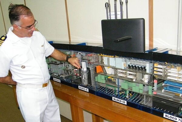 O capitão da Marinha brasileira Ferreira Marques mostrando uma réplica do futuro submarino nuclear Álvaro Alberto - Sputnik Brasil