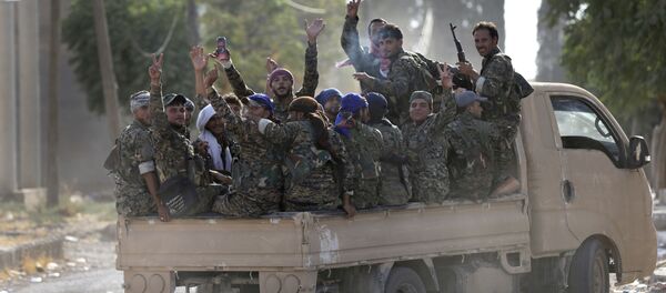 Forças Democráticas da Síria em um caminhão, Raqqa, Síria (foto de arquivo) - Sputnik Brasil