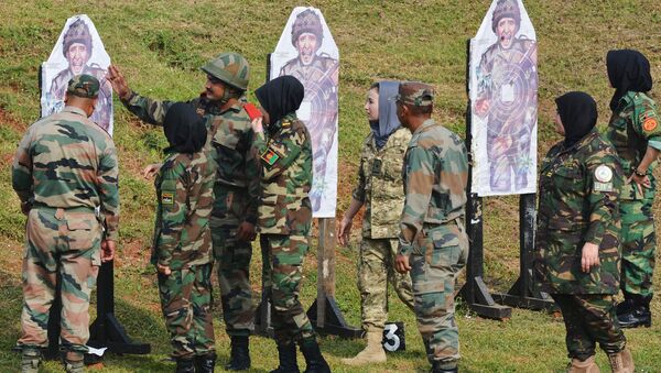 Afghan army cadets take part in a firing excercise during a training programme at the Officers Training Academy in the Indian city of Chennai - Sputnik Brasil