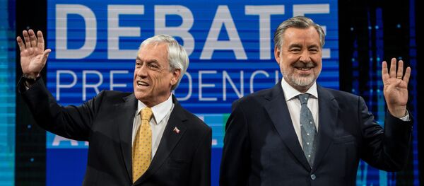 Sebástián Piñeira (esq) e Alejandro Guillier participam do último debate na TV Sebástián Piñeira (esq) e Alejandro Guillier participam do último debate na TV - Sputnik Brasil