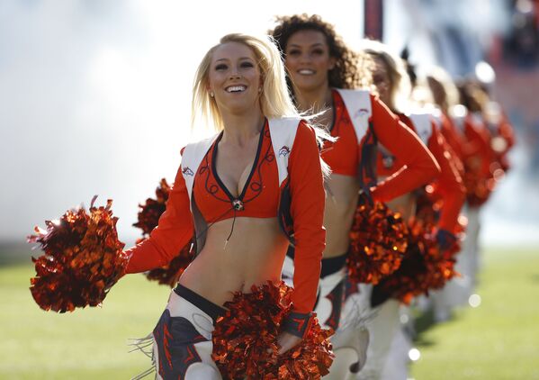 Animadoras de torcida do clube de futebol americano Denver Broncos durante jogo contra o New York Jets - Sputnik Brasil