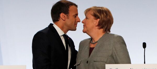 Presidente da França Emmanuel Macron e chanceler alemã, Angela Merkel, durante a cúpula sobre terrorismo em Paris - Sputnik Brasil