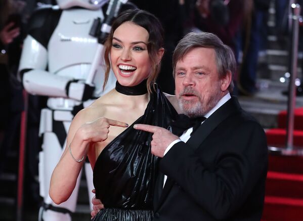 Atriz Daisy Ridley e ator Mark Hamill posam no tapete vermelho durante estreia europeia do Star Wars: Os Últimos Jedi - Sputnik Brasil