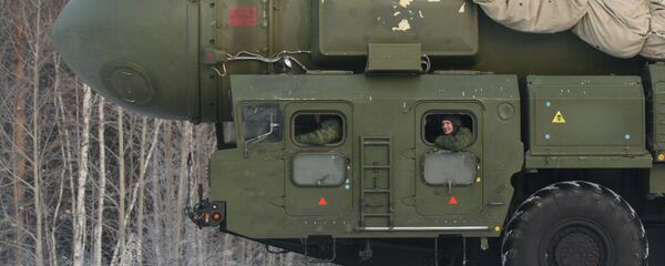 Míssil balístico intercontinental RT-2PM Topol se dirige ao local do seu baseamento permanente na Região Militar Central - Sputnik Brasil