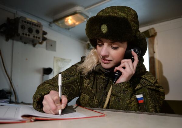 Operadora de rádio da Unidade de Mísseis de Novossibirsk fala ao telefone em um posto de comando - Sputnik Brasil