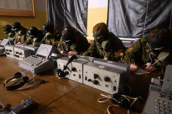 Participantes do concurso nacional profissional Maquiagem debaixo de Camuflagem entre as tropas femininas que decorreu no centro de treinamento da Força Estratégica de Mísseis da Rússia em Pereslavl-Zalessky - Sputnik Brasil