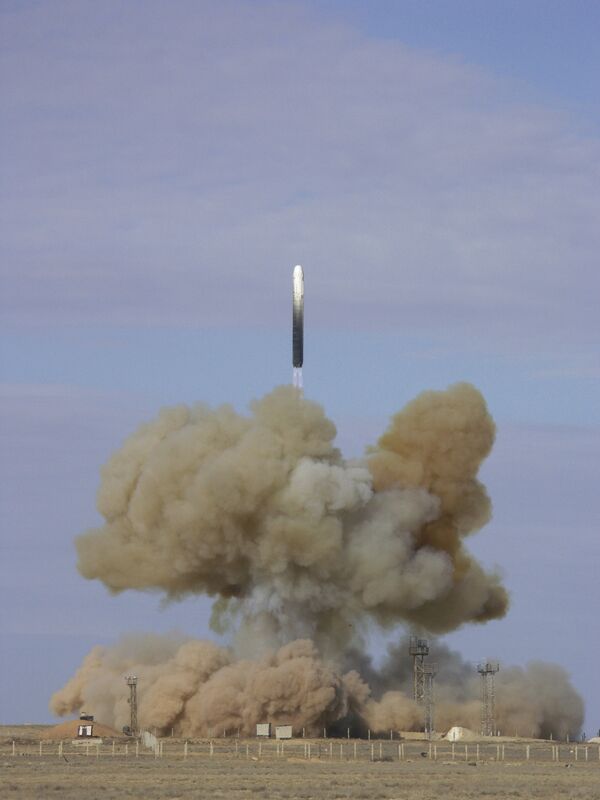 Lançamento de míssil balístico intercontinental RS-18 no centro espacial de Baikonur - Sputnik Brasil
