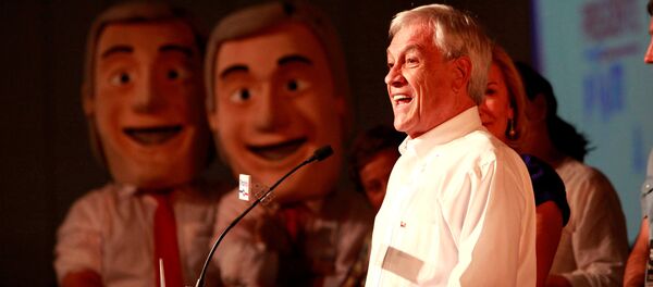 Chilean presidential candidate Sebastian Pinera delivers a speech after leading in the first round of general elections, in Santiago - Sputnik Brasil