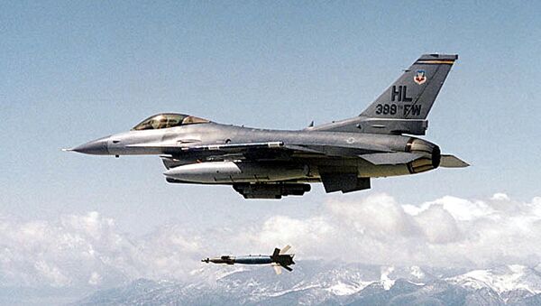 Caça norte-americano F-16 lançando uma bomba guiada (foto de arquivo) - Sputnik Brasil