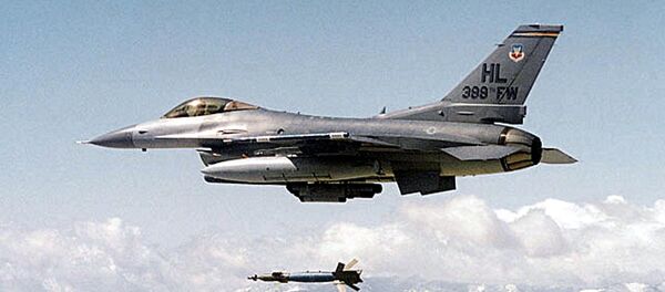 Caça norte-americano F-16 lançando uma bomba guiada (foto de arquivo) - Sputnik Brasil