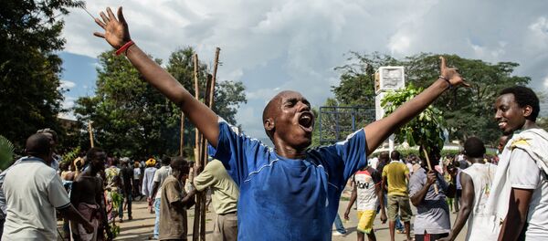 Homem comemora após anúncio da destituição do presidente Pierre Nkurunziza - Sputnik Brasil