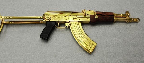 Um Kalashnikov de ouro (arquivo) - Sputnik Brasil