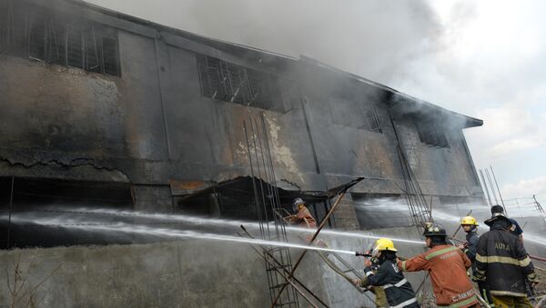 Bombeiros tentam apagar as chamas em fábrica de chinelos de Manila - Sputnik Brasil