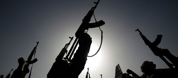 Rebeldes xiitas, conhecidas como houthis, protestam contra  ataques aéreos sauditas - Sputnik Brasil