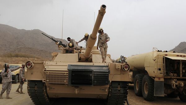 Saudi soldiers are seen on top of their tank deployed at the Saudi-Yemeni border, in Saudi Arabia's southwestern Jizan province - Sputnik Brasil