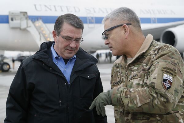 O secretário da Defesa dos EUA, Ashton Carter (esquerda) conversa com o general John Campbell, chefe da missão Resolute Support (direita) no aeroporto de Cabul em fevereiro de 2015. - Sputnik Brasil