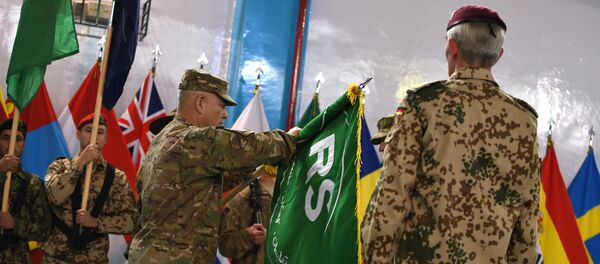 General John Campbell abre a bandeira da missão Resolute Support, da OTAN, em dezembro de 2014, marcando o fim da operação do ISAF. - Sputnik Brasil