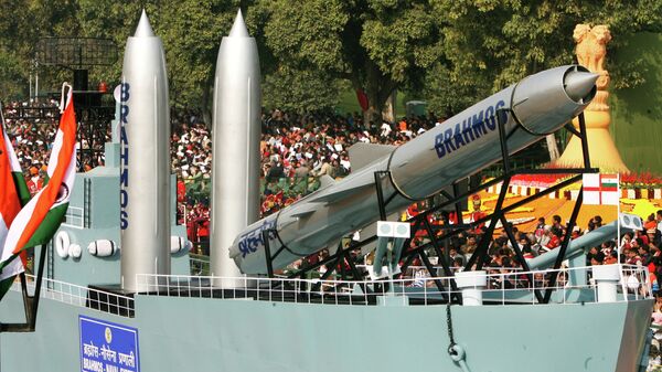 Brahmos Missiles replicas are displayed during India's 60th Republic Day parade in New Delhi - Sputnik Brasil