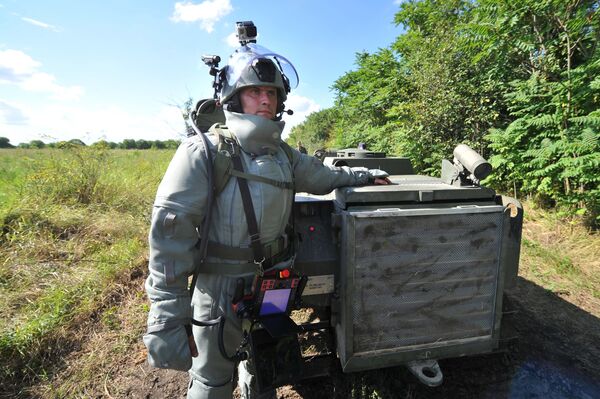 Sapador russo ao lado de um sistema robótico Uran-6 (foto de arquivo) - Sputnik Brasil