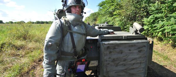 Sapador russo ao lado de um sistema robótico Uran-6 (foto de arquivo) - Sputnik Brasil