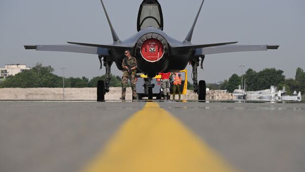 Soldado norte-americano em frente ao caça Lockheed Martin F-35 dos EUA - Sputnik Brasil