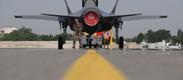 Soldado norte-americano em frente ao caça Lockheed Martin F-35 dos EUA - Sputnik Brasil