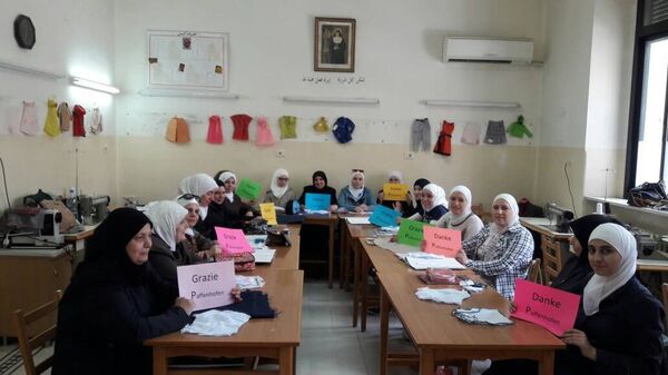 Mulheres síras agradecendo aos organizadores de cursos de costura - Sputnik Brasil