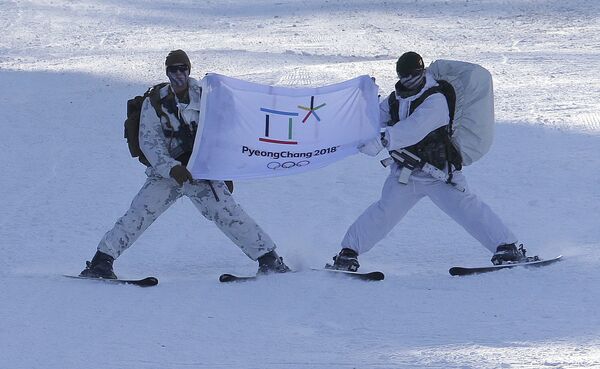 Militares dos EUA e Coreia do Sul seguram bandeira dos Jogos Olímpicos de 2018 durante treinamentos conjuntos em Pyeongchang - Sputnik Brasil