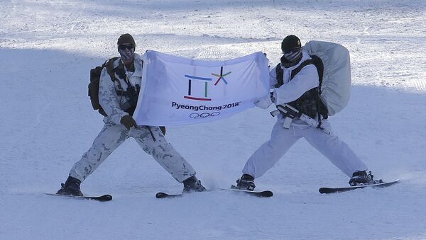 Militares dos EUA e Coreia do Sul seguram bandeira dos Jogos Olímpicos de 2018 durante treinamentos conjuntos em Pyeongchang - Sputnik Brasil