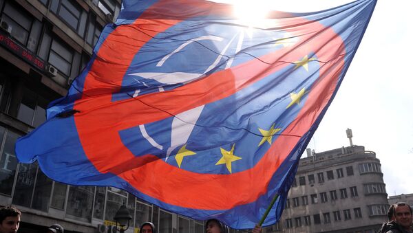 Homem acena com uma bandeira contra a OTAN e União Europeia em Belgrado, Sérvia, 27 de março de 2016 - Sputnik Brasil