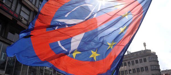 Homem acena com uma bandeira contra a OTAN e União Europeia em Belgrado, Sérvia, 27 de março de 2016 - Sputnik Brasil