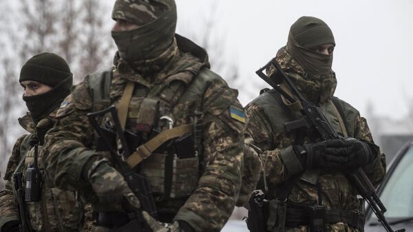 Soldados ucranianos patrulham o centro de assistência humanitária em Avdeevka, Ucrânia - Sputnik Brasil
