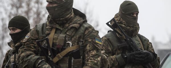 Soldados ucranianos patrulham o centro de assistência humanitária em Avdeevka, Ucrânia - Sputnik Brasil