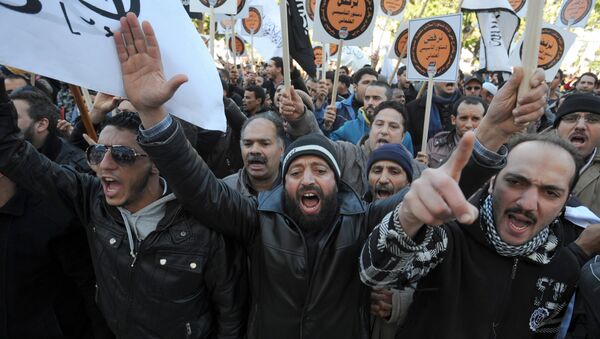 Manifestantes durante protesto organizado por apoiantes do grupo radical islamista Hizb ut-Tahrir na Tunísia (foto de arquivo) - Sputnik Brasil
